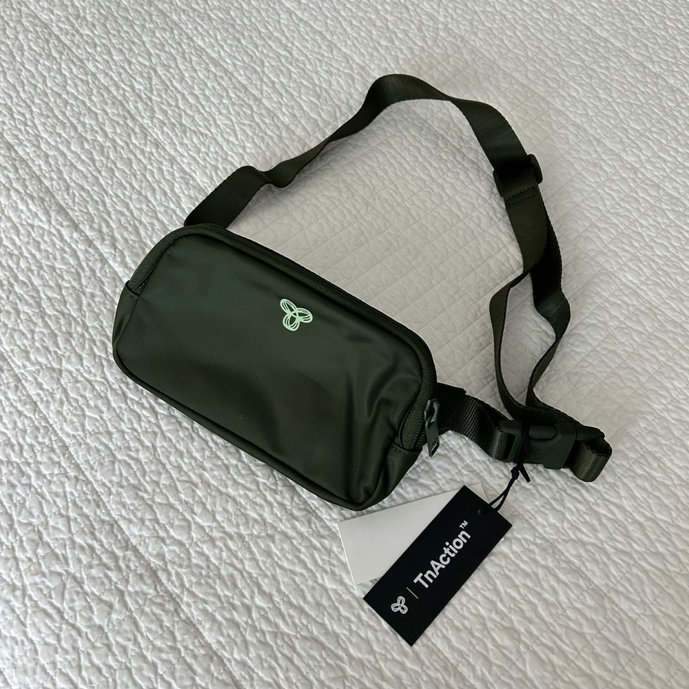 Aritzia TnAction On-The-Way Exposed Mini Bag